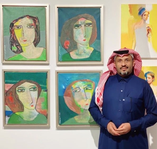 الفنان التشكيلي عارف الغامدي في معرضه تحت عدسة معزوفات مخملية .